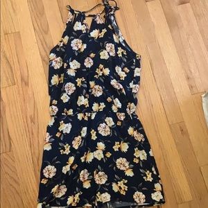 I’m selling a floral romper